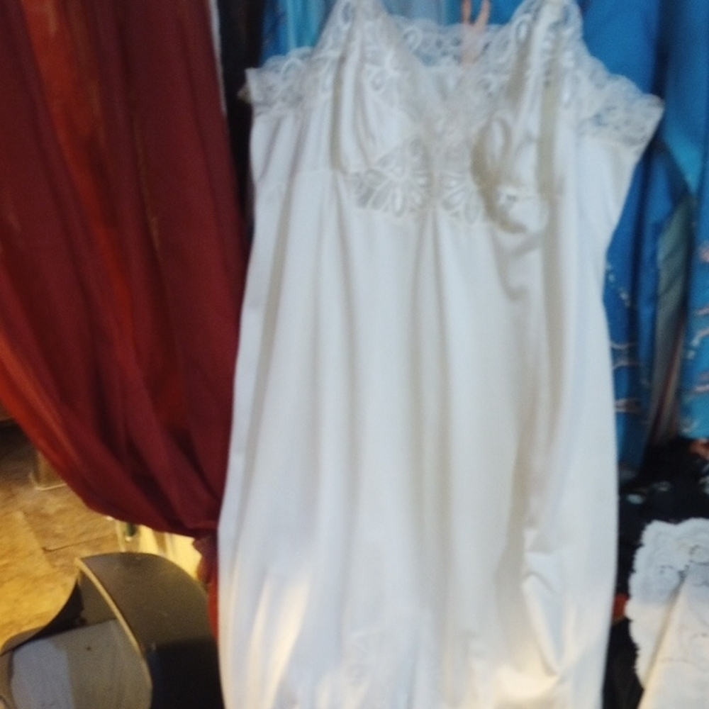 Elegant White Lace Perfect vintage Nightgown